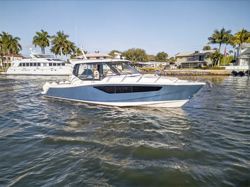 Slide: The Image of Boston Whaler 405 CONQUEST 2021 - 1