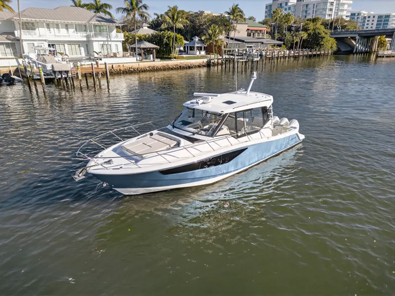 Slide: The Image of Boston Whaler 405 CONQUEST 2021 - 10