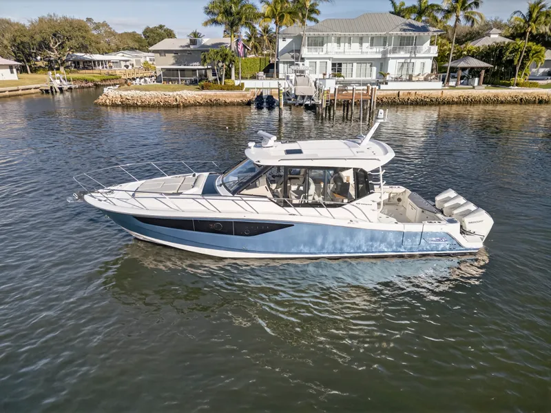 Slide: The Image of Boston Whaler 405 CONQUEST 2021 - 11
