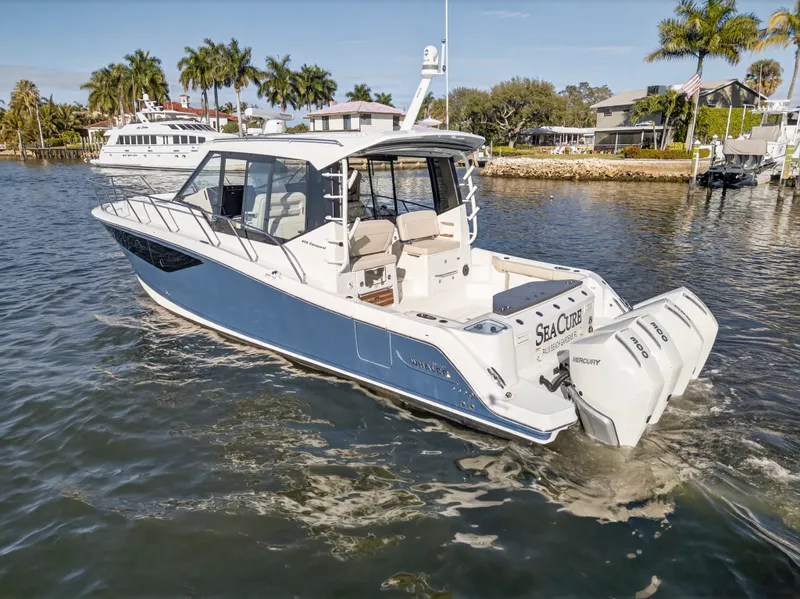 Slide: The Image of Boston Whaler 405 CONQUEST 2021 - 12