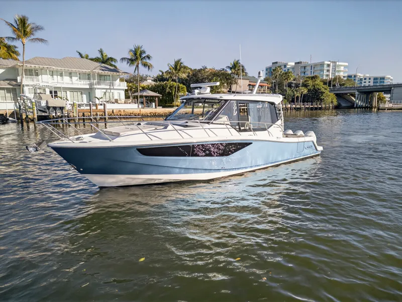 Slide: The Image of Boston Whaler 405 CONQUEST 2021 - 14