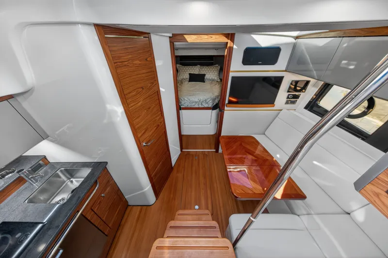 Slide: The Image of Boston Whaler 405 CONQUEST 2021 - 16