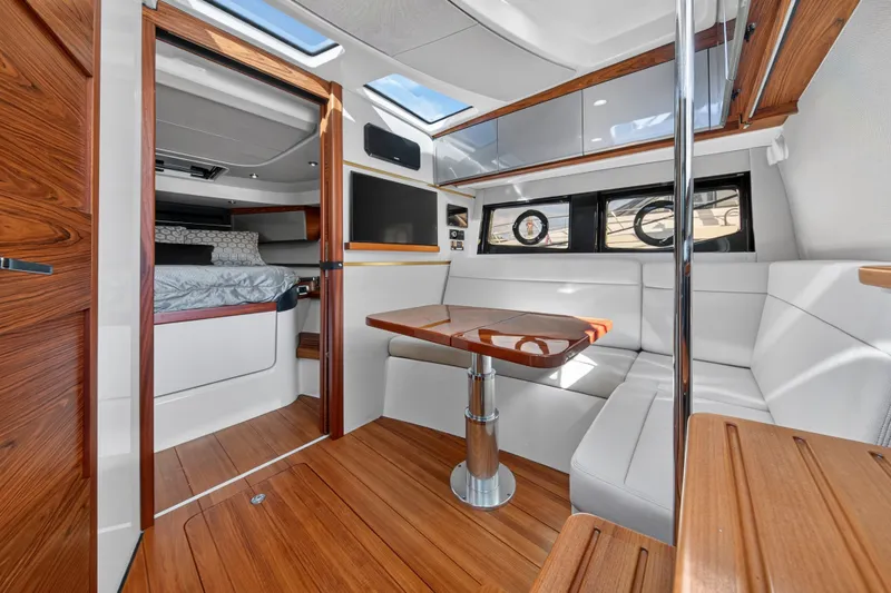 Slide: The Image of Boston Whaler 405 CONQUEST 2021 - 17