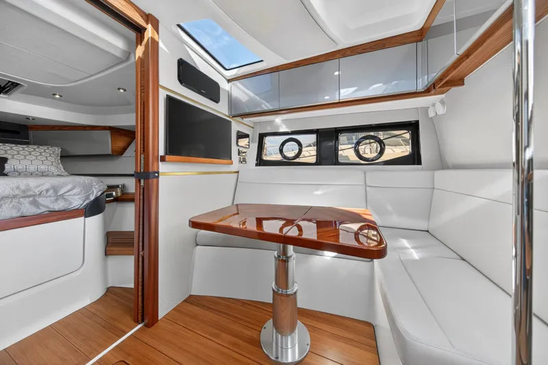 Slide: The Image of Boston Whaler 405 CONQUEST 2021 - 18