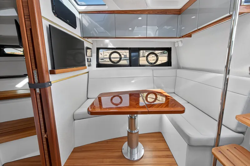 Slide: The Image of Boston Whaler 405 CONQUEST 2021 - 19