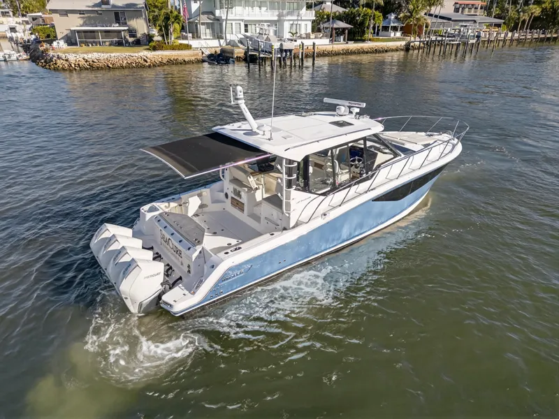 Slide: The Image of Boston Whaler 405 CONQUEST 2021 - 2
