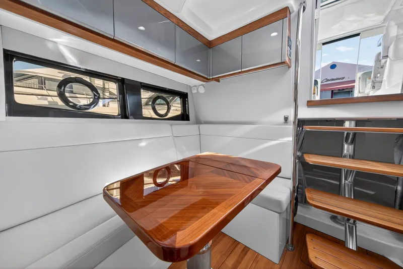 Slide: The Image of Boston Whaler 405 CONQUEST 2021 - 20