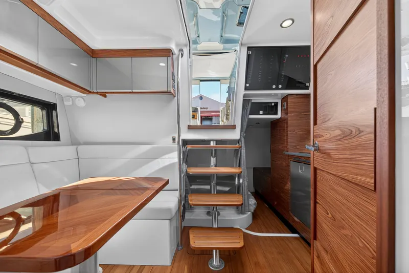 Slide: The Image of Boston Whaler 405 CONQUEST 2021 - 21