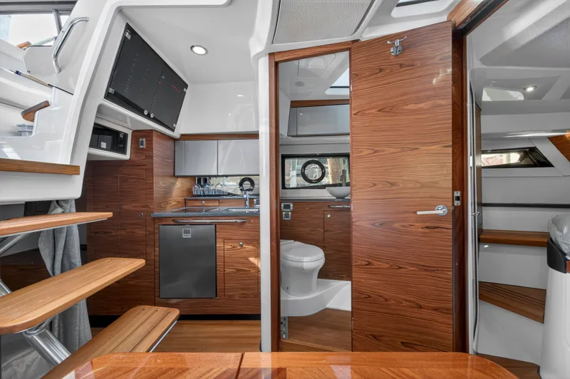 Slide: The Image of Boston Whaler 405 CONQUEST 2021 - 23