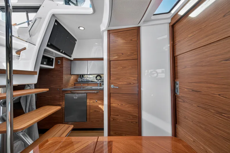 Slide: The Image of Boston Whaler 405 CONQUEST 2021 - 24