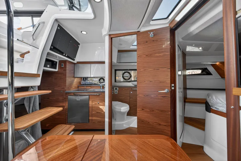 Slide: The Image of Boston Whaler 405 CONQUEST 2021 - 25