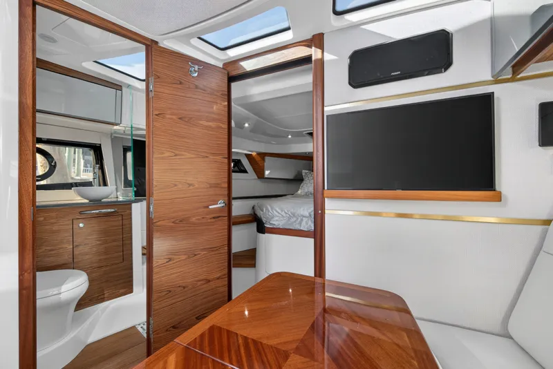 Slide: The Image of Boston Whaler 405 CONQUEST 2021 - 26