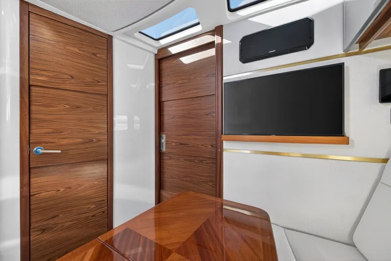 Slide: The Image of Boston Whaler 405 CONQUEST 2021 - 27