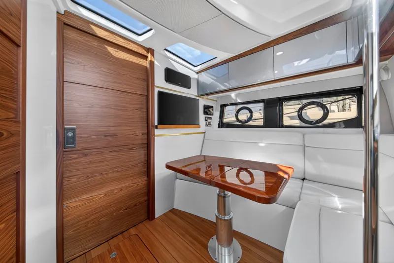 Slide: The Image of Boston Whaler 405 CONQUEST 2021 - 29