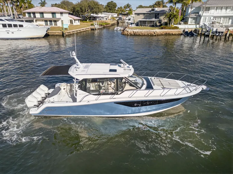 Slide: The Image of Boston Whaler 405 CONQUEST 2021 - 3