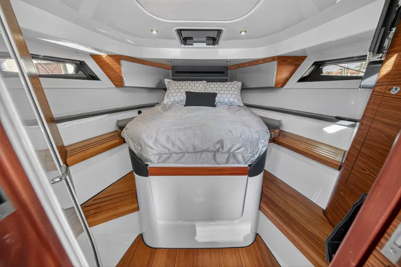 Slide: The Image of Boston Whaler 405 CONQUEST 2021 - 30