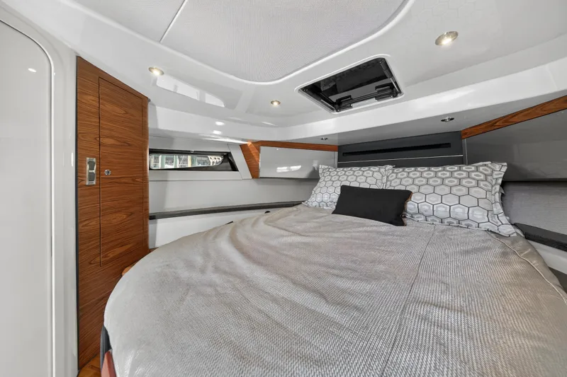 Slide: The Image of Boston Whaler 405 CONQUEST 2021 - 31