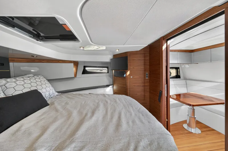 Slide: The Image of Boston Whaler 405 CONQUEST 2021 - 32