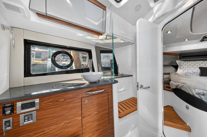 Slide: The Image of Boston Whaler 405 CONQUEST 2021 - 35