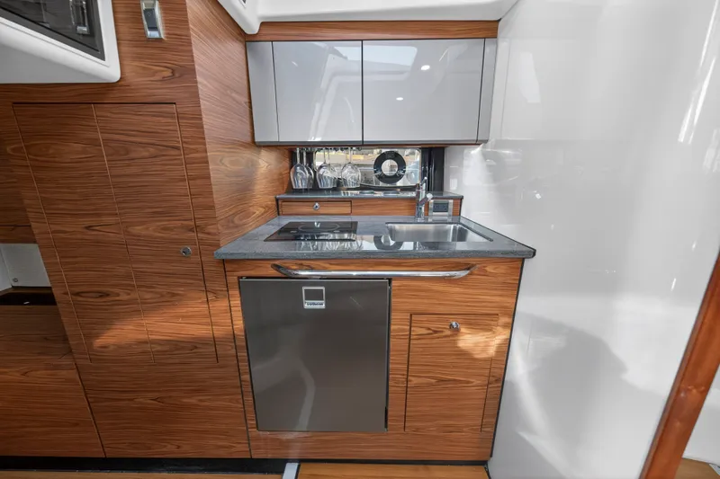 Slide: The Image of Boston Whaler 405 CONQUEST 2021 - 37