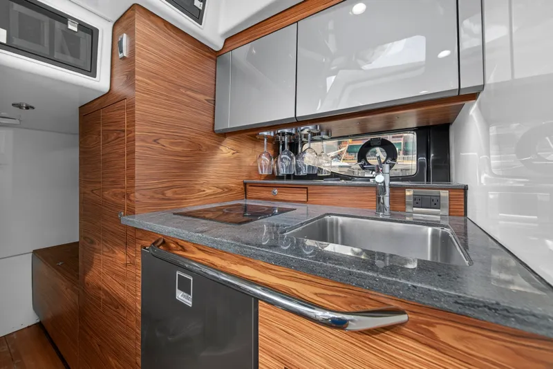 Slide: The Image of Boston Whaler 405 CONQUEST 2021 - 38