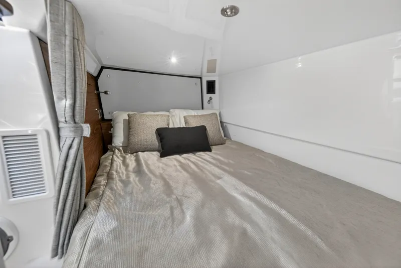 Slide: The Image of Boston Whaler 405 CONQUEST 2021 - 39