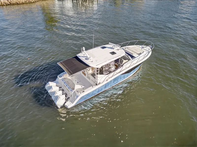 Slide: The Image of Boston Whaler 405 CONQUEST 2021 - 4