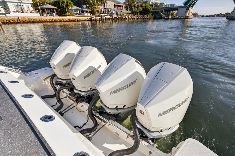 Slide: The Image of Boston Whaler 405 CONQUEST 2021 - 43