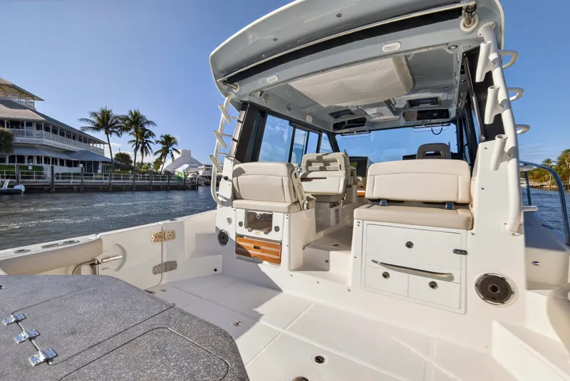 Slide: The Image of Boston Whaler 405 CONQUEST 2021 - 45
