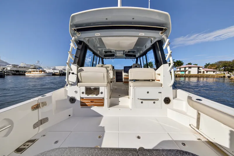 Slide: The Image of Boston Whaler 405 CONQUEST 2021 - 46