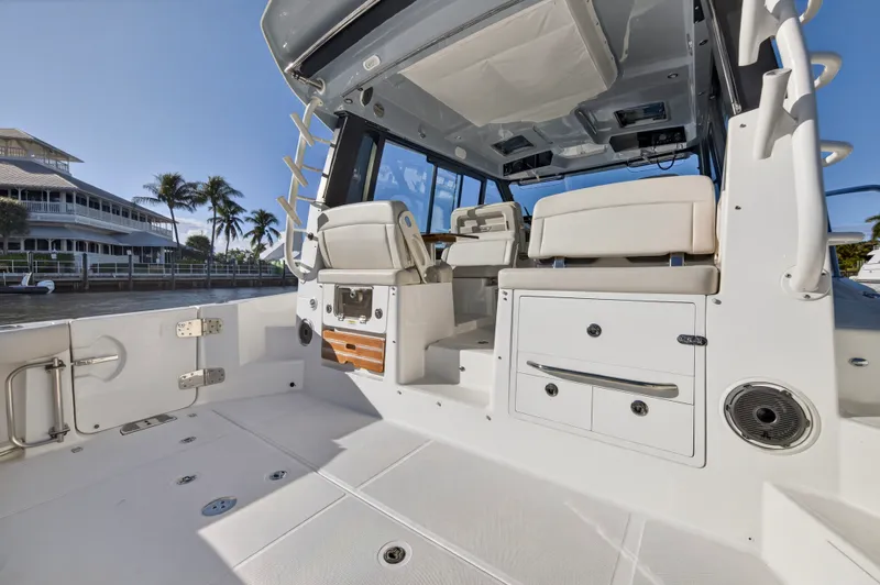 Slide: The Image of Boston Whaler 405 CONQUEST 2021 - 47
