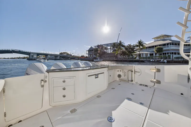 Slide: The Image of Boston Whaler 405 CONQUEST 2021 - 48