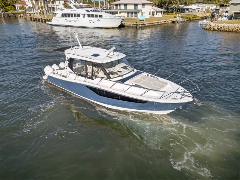 Slide: The Image of Boston Whaler 405 CONQUEST 2021 - 5