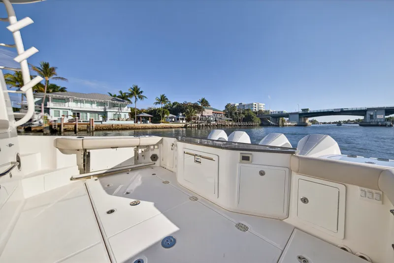 Slide: The Image of Boston Whaler 405 CONQUEST 2021 - 50