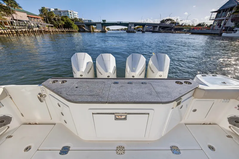 Slide: The Image of Boston Whaler 405 CONQUEST 2021 - 51
