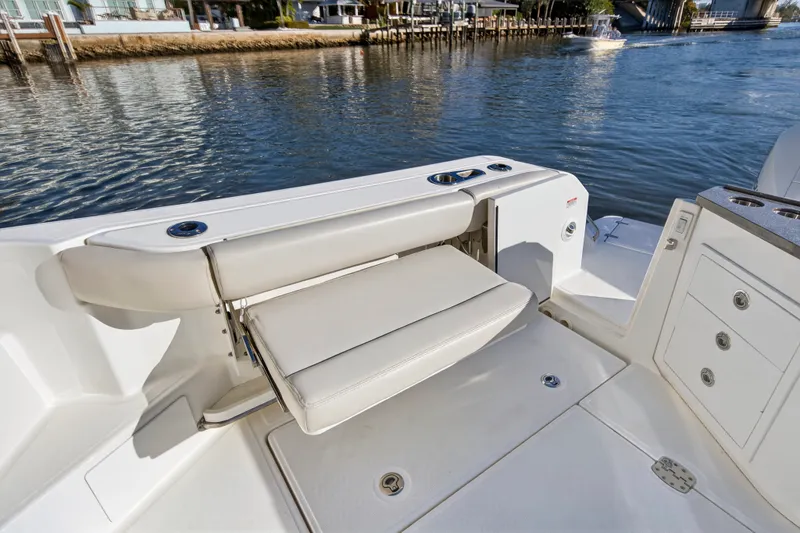 Slide: The Image of Boston Whaler 405 CONQUEST 2021 - 54
