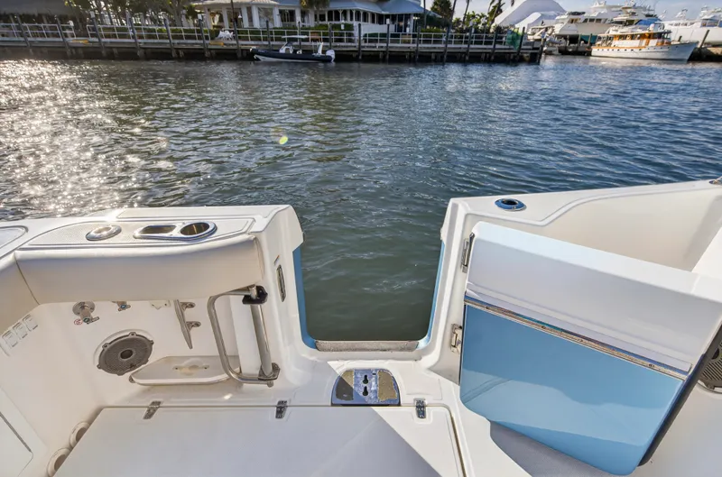 Slide: The Image of Boston Whaler 405 CONQUEST 2021 - 55