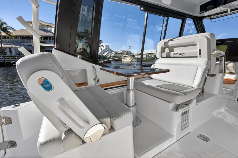 Slide: The Image of Boston Whaler 405 CONQUEST 2021 - 56