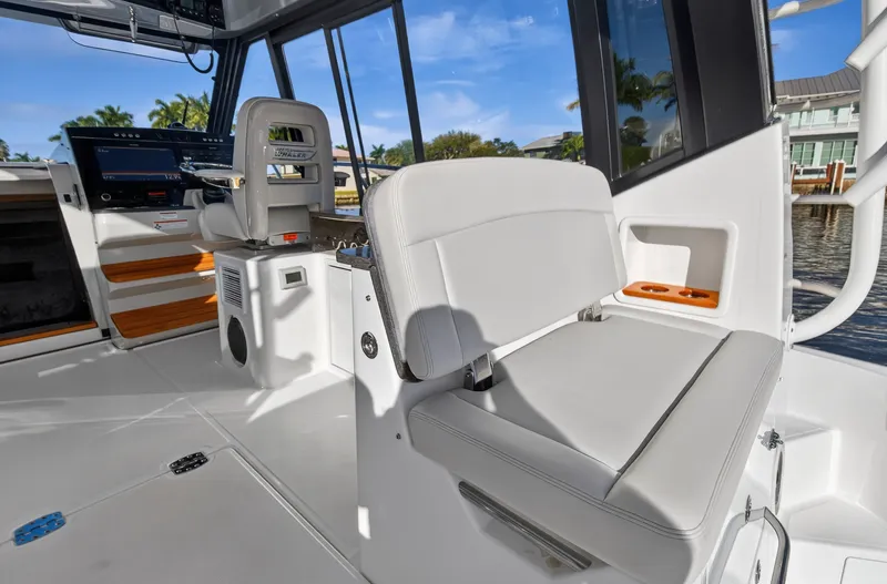 Slide: The Image of Boston Whaler 405 CONQUEST 2021 - 57