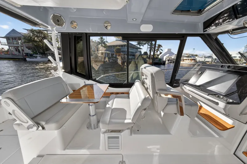 Slide: The Image of Boston Whaler 405 CONQUEST 2021 - 58