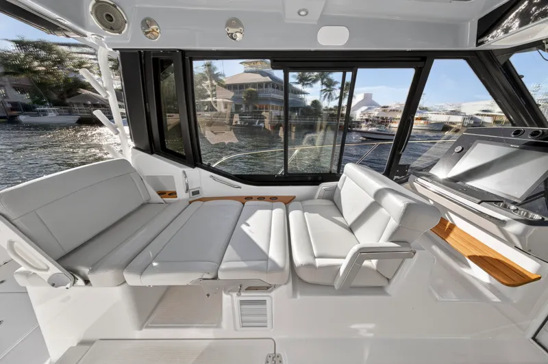 Slide: The Image of Boston Whaler 405 CONQUEST 2021 - 59