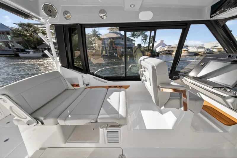 Slide: The Image of Boston Whaler 405 CONQUEST 2021 - 60