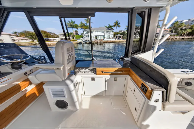Slide: The Image of Boston Whaler 405 CONQUEST 2021 - 61