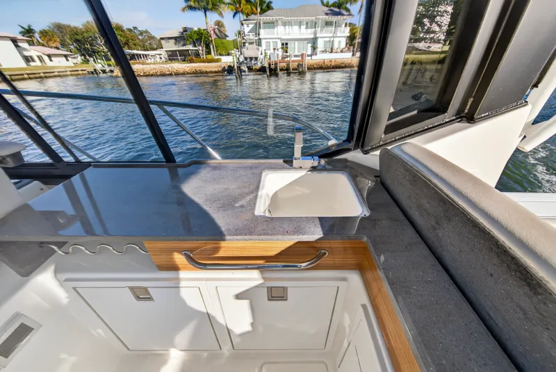 Slide: The Image of Boston Whaler 405 CONQUEST 2021 - 62