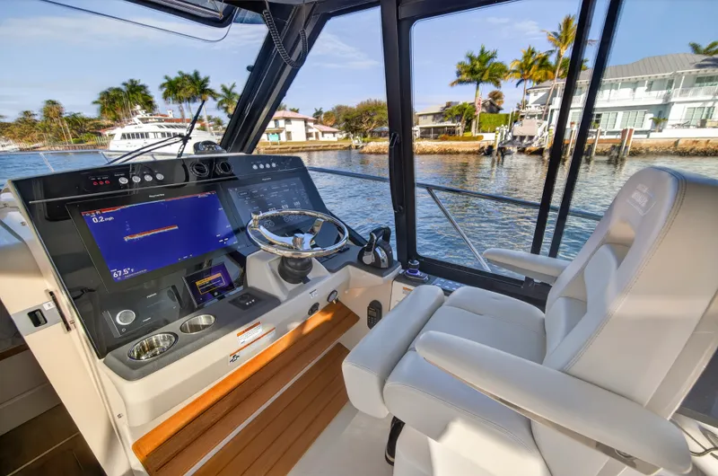 Slide: The Image of Boston Whaler 405 CONQUEST 2021 - 63