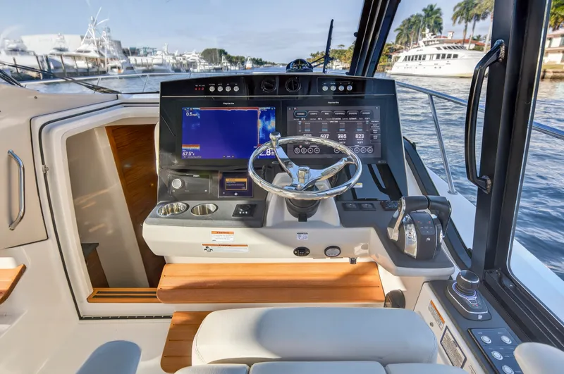 Slide: The Image of Boston Whaler 405 CONQUEST 2021 - 64