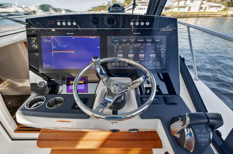 Slide: The Image of Boston Whaler 405 CONQUEST 2021 - 65