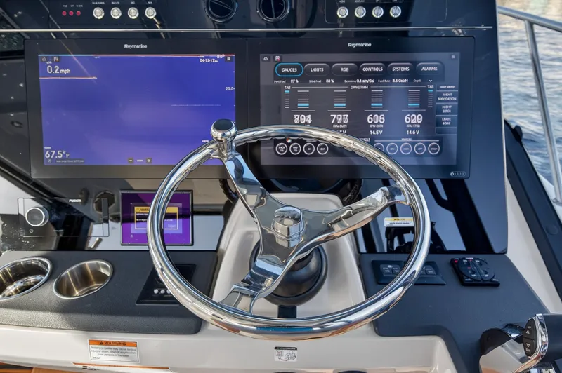 Slide: The Image of Boston Whaler 405 CONQUEST 2021 - 66