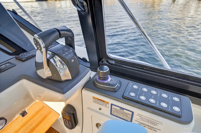 Slide: The Image of Boston Whaler 405 CONQUEST 2021 - 67