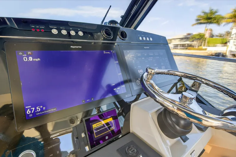 Slide: The Image of Boston Whaler 405 CONQUEST 2021 - 68